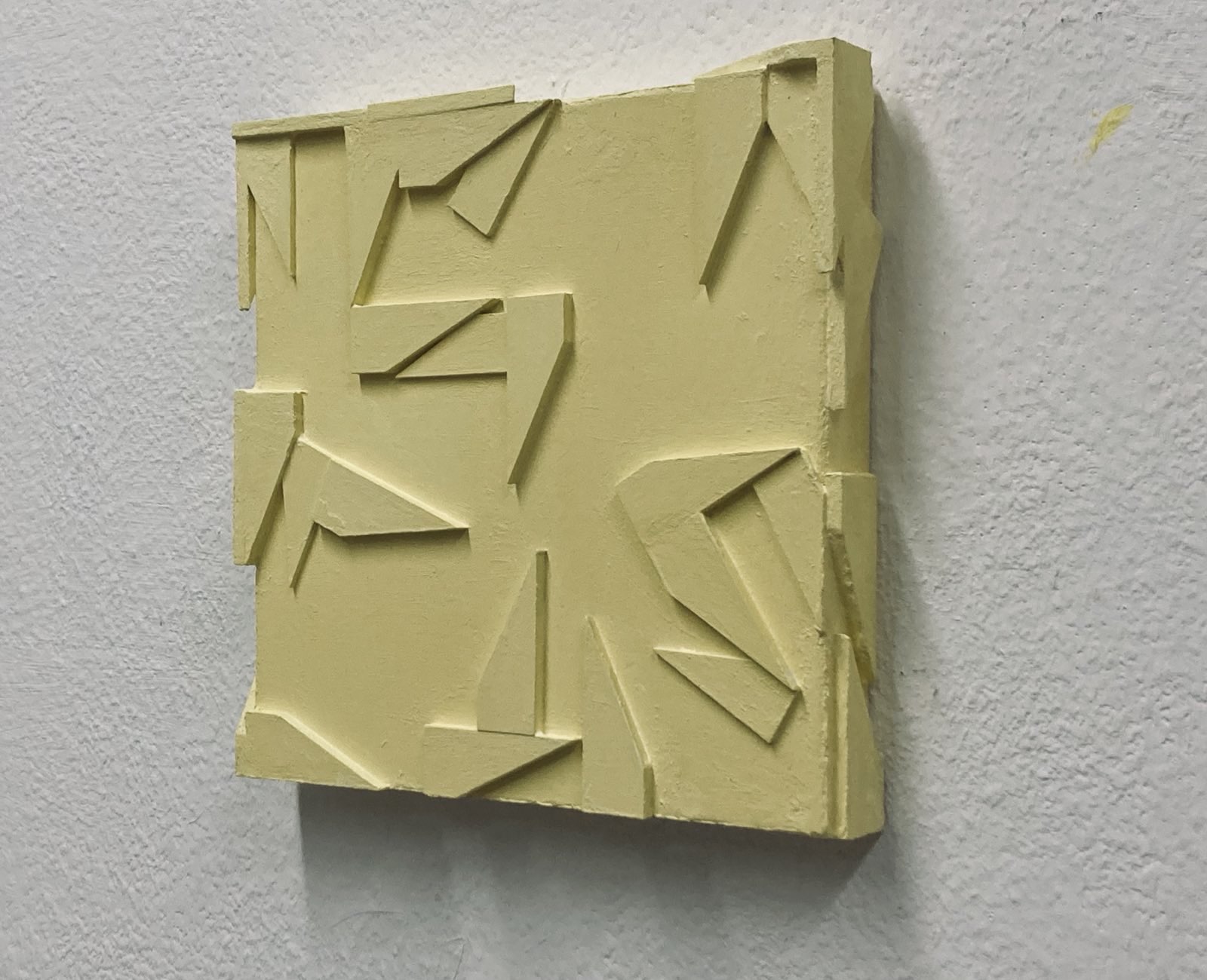 Reliefachtig geel vlak met geometrische vormen
